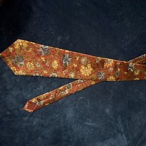 Floral Patterned Tie in Red and Gold